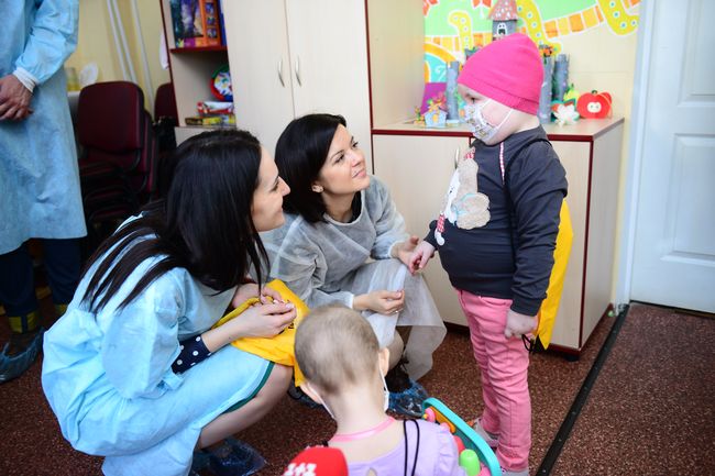 Телеведущие помогают детям в День святого Николая